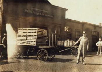 Men in front of a Wells Fargo & Co Express depot with crates and milk cans, Springfiled, Missouri, 1916 (b/w photo) | Obraz na stenu