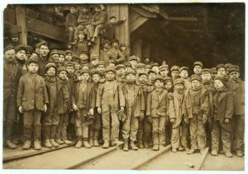 Breaker boys who sort coal by hand at Ewen Breaker of Pennsylvania Coal Co, South Pittston, Pennsylvania, 1911 (b/w photo) | Obraz na stenu