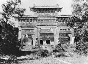 Tomb of the Emperor Qing Taizong and the sacred path at Moukden, China (b/w photo) | Obraz na stenu