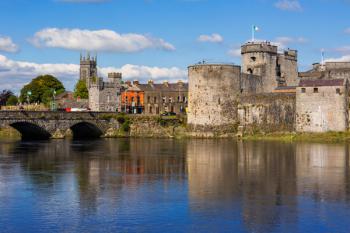 Limerick, County Limerick, Republic of Ireland. Eire. 13th-century King Johns Castle seen across the River Shannon. (photo) | Obraz na stenu