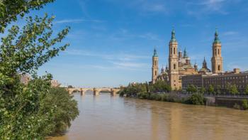 Basilica de Nuestra Señora del Pilar, or Our Lady of the Pillar, seen across the Ebro River, Zaragoza, Zaragoza Province, Aragon, Spain (photo) | Obraz na stenu