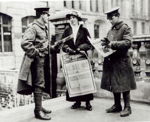 A Suffragette selling newspapers to two soldiers, c.1914 (b/w photo) | Obraz na stenu