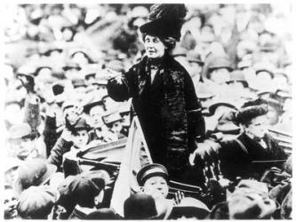 Mrs Emmeline Pankhurst (1857-1928) Addressing a Crowd (b/w photo) | Obraz na stenu