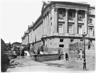 Barricade during the Commune of Paris, at the corner of Rue de Rivoli and Place de la Concorde, 1871 (b/w photo) | Obraz na stenu