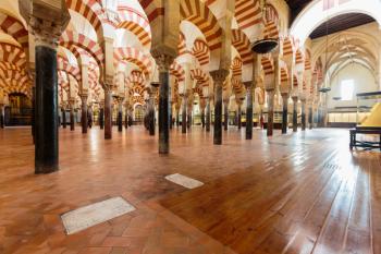 Cordoba, Spain. Interior of the mosque. (photo) | Obraz na stenu