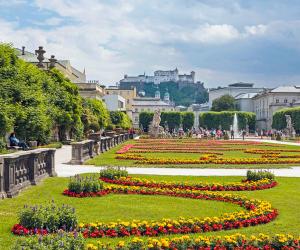 Salzburg, Salzburg State, Austria. View across the gardens of the Schloss Mirabell to the Hohensalzburg fortress. | Obraz na stenu