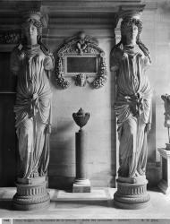 View of two caryatids from the Caryatids' Tribune in the Louvre Museum, late 19th century (see also 279790 to 279793, 279795) (b/w photo) | Obraz na stenu