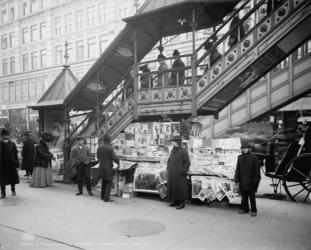 A characteristic sidewalk newsstand, New York City, c.1903 (b/w photo) | Obraz na stenu