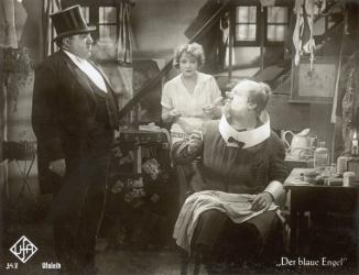 Still from the film "The Blue Angel" with Marlene Dietrich, Kurt Gerron and Emil Jannings, 1930 (b/w photo) | Obraz na stenu