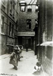 Children playing in a slum, 1899 (b/w photo) | Obraz na stenu