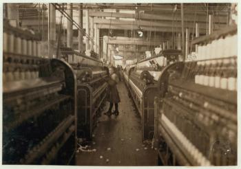 Child spinner in Mollahan Cotton Mills, Newberry, South Carolina, 1908 (b/w photo) | Obraz na stenu