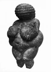 The Venus of Willendorf, side view of female figurine, Gravettian culture, Upper Paleolithic Period, c.30000-18000 BC (oolitic limestone coloured with red ochre) (b/w photo) | Obraz na stenu