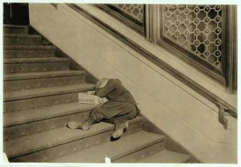 Newsboy asleep with his papers in Jersey City, New Jersey, 1912 (b/w photo) | Obraz na stenu