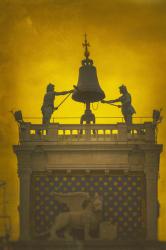 The two bronze figures known as the Moors atop the Clock Tower in St. Mark's Square and the winged lion of Venice, Venice, Veneto Region, Italy (photo) | Obraz na stenu