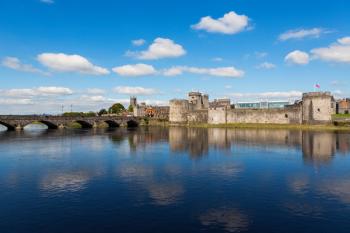 Limerick, County Limerick, Republic of Ireland. Eire. 13th-century King Johns Castle seen across the River Shannon. (photo) | Obraz na stenu