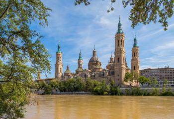 Basilica de Nuestra Señora del Pilar, or Our Lady of the Pillar, seen across the Ebro River, Zaragoza, Zaragoza Province, Aragon, Spain (photo) | Obraz na stenu