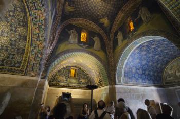 Interior of the 5th century mausoleum, Mausoleo di Galla Placidia: Mosaic of The Good Shepherd, Ravenna, Ravenna Province, Italy (photo) | Obraz na stenu