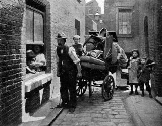 A 'Move' in Slumopolis, from 'Living London', published in 1902 (b/w photo) | Obraz na stenu