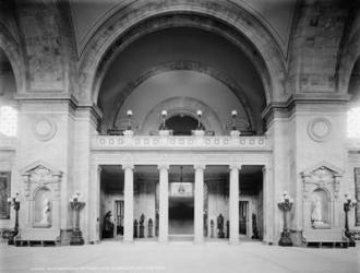 Main stairway, Metropolitan Museum of Art, New York, c.1902-10 (b/w photo) | Obraz na stenu