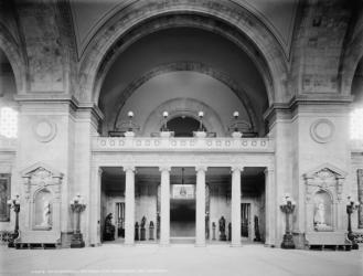 Main stairway, Metropolitan Museum of Art, New York, c.1902-10 (b/w photo) | Obraz na stenu