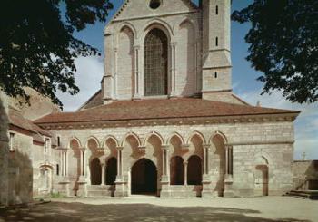 View of the entrance porch of the Cistercian Abbey, built 1140-60 (photo) | Obraz na stenu