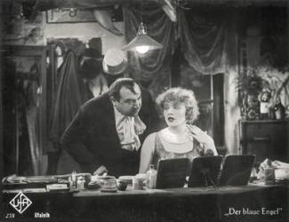 Still from the film "The Blue Angel" with Kurt Gerron and Marlene Dietrich, 1930 (b/w photo) | Obraz na stenu