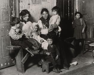 An Italian home near Hull House, Chicago, 1910 (b/w photo) | Obraz na stenu