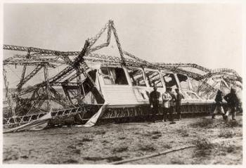The ruins of the Zeppelin LZ10 "Schwaben" after its destruction on 28 June 1912 (b/w photo) | Obraz na stenu