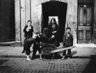 Children in a London slum (b/w photo) | Obraz na stenu