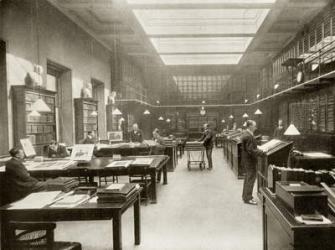 The British Museum Print Room, c.1900, from 'The Print-Collector's Handbook' by Alfred Whitman, published by George Bell & Sons, 1901 (litho) | Obraz na stenu