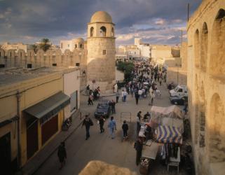 Street scene and fortified mosque (photo) | Obraz na stenu