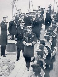 King George V of England reviewing the crew of the battleship Iron Duke in 1914. From La Esfera, 1914. | Obraz na stenu