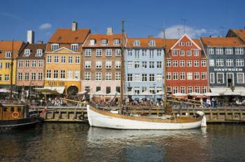 Typical architecture and boats at Nyhavn canal, Copenhagen, Denmark (photo) | Obraz na stenu