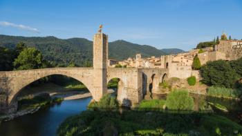 Besalu, Girona Province, Catalonia, Spain. Fortified bridge known as El Pont Vell, the Old Bridge, crossing the Fluvia river (photo) | Obraz na stenu