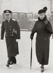 King Edward VIII and Queen Mary arriving at the Cenotaph on Armistice Day, 1936. From Edward VIII His Life and Reign. | Obraz na stenu