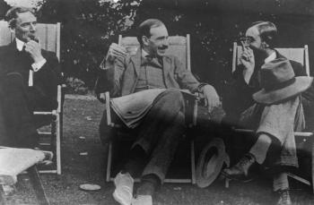 Bertrand Russell, J. M. Keynes and Lytton Strachey, c.1917 (b/w photo) | Obraz na stenu