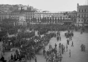 Victory celebrations in Praca do Comercio, Lisbon, 1918 (b/w photo) | Obraz na stenu