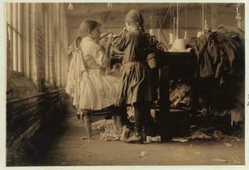 Child raveler and looper in Loudon Hosiery Mills, Tennessee, 1910 (b/w photo) | Obraz na stenu