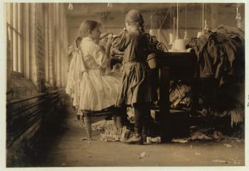 Child raveler and looper in Loudon Hosiery Mills, Tennessee, 1910 (b/w photo) | Obraz na stenu