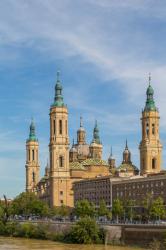 Basilica de Nuestra Señora del Pilar, or Our Lady of the Pillar, seen across the Ebro River, Zaragoza, Zaragoza Province, Aragon, Spain (photo) | Obraz na stenu