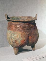 Ritual 'li' vessel with lobed body and ornament of k'uei dragons, from Pai-Chia-Chuang, Zhengzhou, Henan, Shang Dynasty, 16th-15th century BC (bronze) | Obraz na stenu