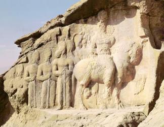 Rock relief depicting Shapur I (AD 241-272) and his family wearing heraldic emblems on their hats (photo) | Obraz na stenu