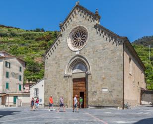 Manarola, La Spezia, Liguria, Italy. The church of San Lorenzo (photo) | Obraz na stenu