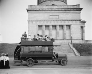 Rubber-neck auto, Riverside Drive, New York, N.Y., 1900 (b/w photo) | Obraz na stenu