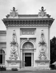 Gate of the military exhibition at the Universal Exhibition, Paris, 1889 (b/w photo) | Obraz na stenu