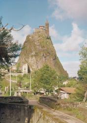 View of the Rocher d'Aiguilhe with the Church of St. Michel de l'Aiguilhe (photo) | Obraz na stenu