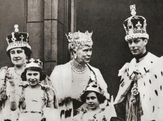King George VI and his wife Queen Elizabeth seen here on the balcony at Buckingham Palace, London, England the day of their coronation, 12 May, 1937, | Obraz na stenu