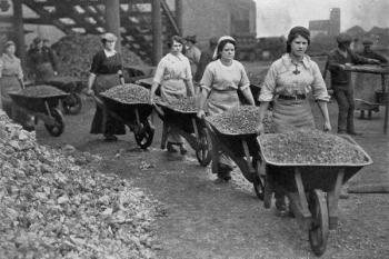Women Barrowing Coke at a Gas Works, War Office photographs, 1916 (b/w photo) | Obraz na stenu
