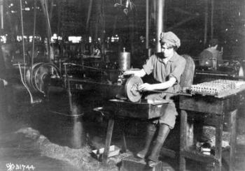 Woman broaching key seat in front sight carrier for rifle, Eddystone Rifle Plant, Eddystone, Pa., during World War I, 1914-18 (b/w photo) | Obraz na stenu