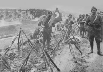 Turkish Infantry Column at rest, c.1914-15 (b/w photo) | Obraz na stenu